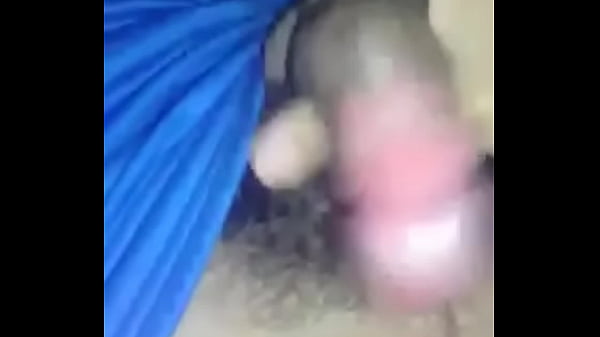 Joven Se Masturba mientras sus padres salen de casa