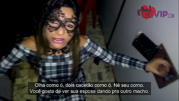 Cris em mais um GLORYHOLE, cabine com buracos, ela chupa, engole porra e leva vara na bucetinha, tudo filmado pelo corninho do marid&atilde;o que &eacute; xingado muito por ela.