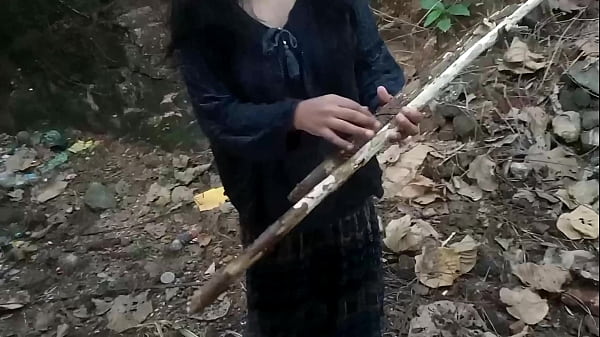 जंगल में लकड़ी उठाने वाली लड़की को घर लाकर  जमकर चोदा