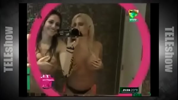 Annalisa Santi y Vicky Xipolitakis se duchan juntas y se enjabonan!