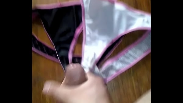 Masturbandome y Corriendome En Las Tangas De Mi Prima y Mi Cu&ntilde;ada