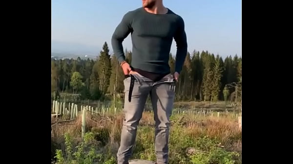 Presumindo el pene en el campo