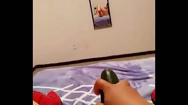 Mi puta se acuerda de  mi verga y se mete un pepino  