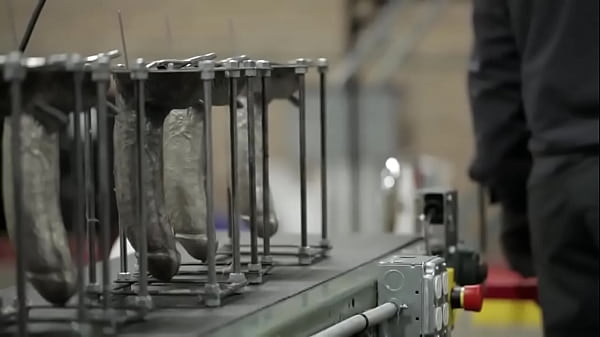 B&iacute; mật động trời trong nh&agrave; m&aacute;y sản xuất dương vật giả