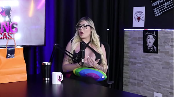 Ela teve uma refer&ecirc;ncia para come&ccedil;ar a criar conte&uacute;do porn&ocirc;, conheceu um cara mais velho com fetiches estranhos e tem pais conservadores - Gabi Tamiris (Sheer/RED)