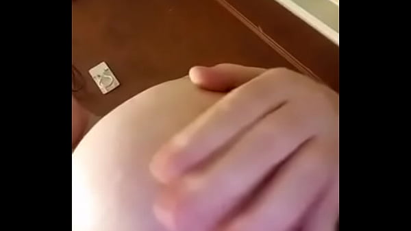 Empleado de oficina jugando con sus tetas en el ba&ntilde;o en el trabajo.