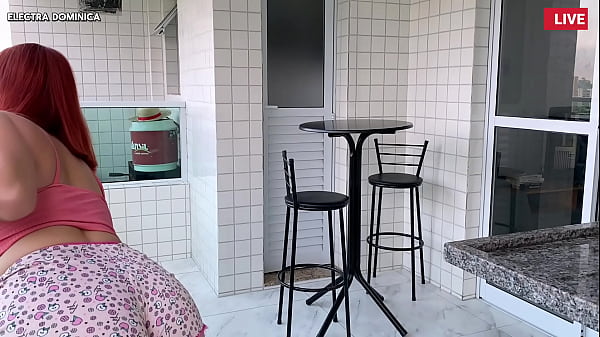 Contratei essa empregada safada que usa esse shortinho para me provocar, olha como balan&ccedil;a essa bunda gostosa