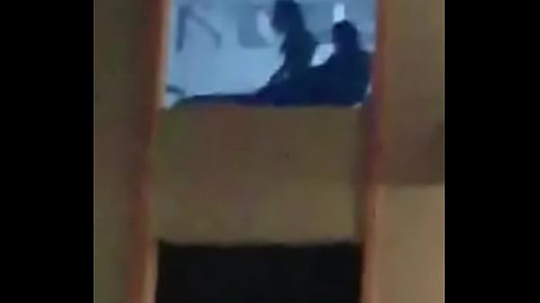 pareja teniendo relaciones sexuales en oficina en p&uacute;blico