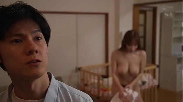 Jovem m&atilde;e amamenta o irm&atilde;o diariamente (com legendas)