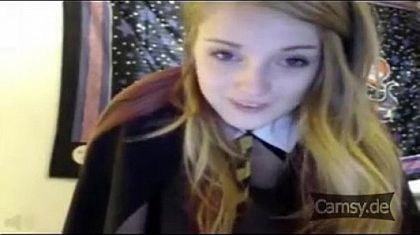 Young girl mastrubates in Harry Potter clothes - Camsy.de