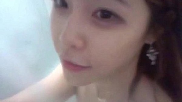Hot Korean babe showing off her body
