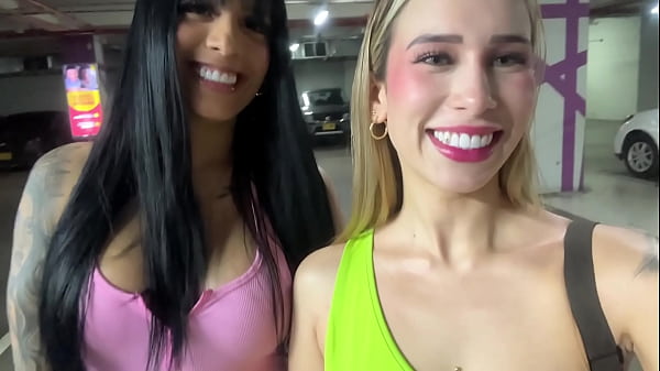 Mi mejor amiga me come el culo en un centro comercial  