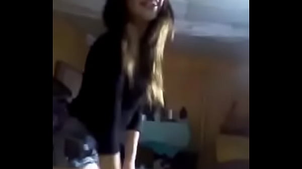 chaka bailando y moviendo el culo