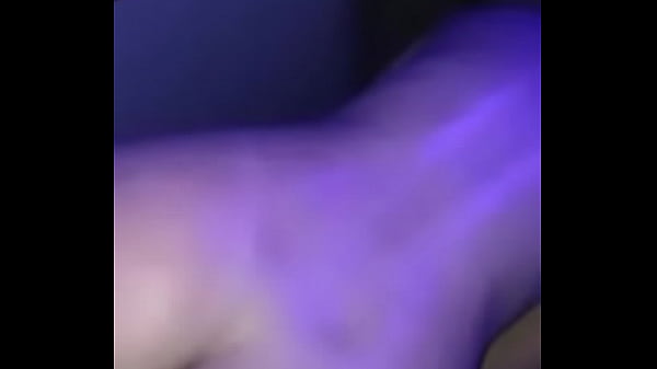 Gostosa cavalgando com a bunda gigante