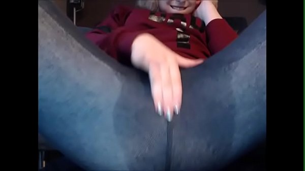 geil meisje spuit in haar broekje