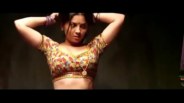 Sonalee Kulkarni hot and sexy navel from movie shutter.