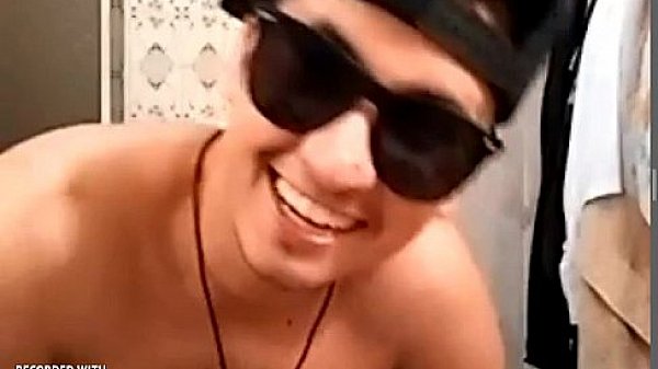 Novinho bundudo tomando banho na cam 