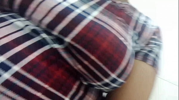 Se&ntilde;ora gordibuena mexicana embarazada en el ba&ntilde;o del local de pizzas