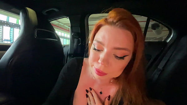Sex in the car for an iPhone! She swallows everything