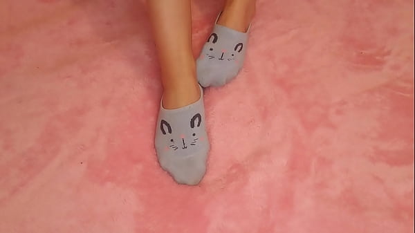 I PAINT MY NAILS AND GIVE MY FEET A MASSAGE I WOULD LIKE TO HAVE YOUR SEMEN FOR MORE HYDRATION