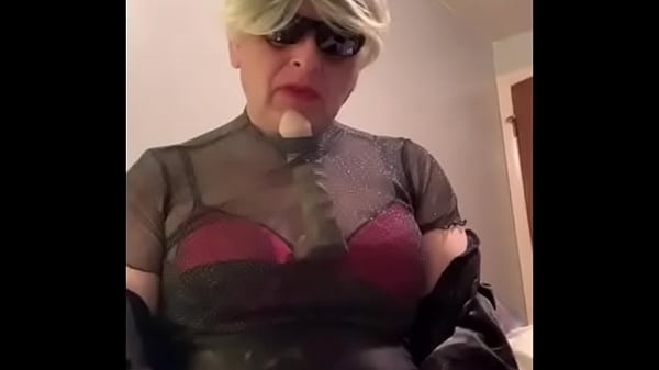 CD Nikki smokes s3xy slut 