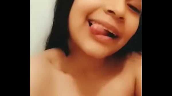 chica toc&aacute;ndose en sus cumplea&ntilde;os n&uacute;mero 18