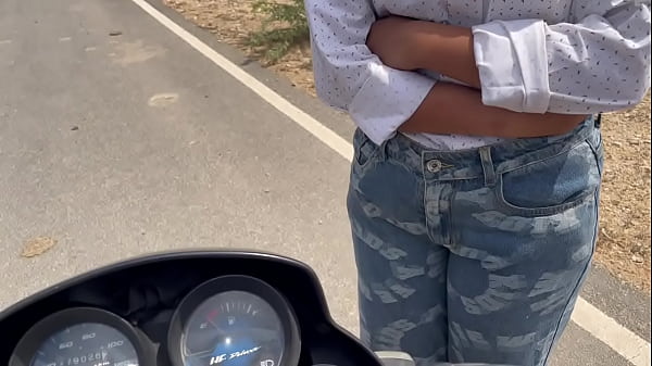 CORPORATE LADY WORKER FUCKED BY COLLEGUE , WHEN SHE ASKED FOR LIFT