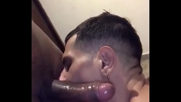 Putaria gostosa com meus dois amigos neg&otilde;es dotados do bairro 