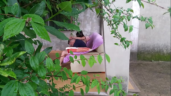 Teachers de pornoeducativo juegan en el sofa durante un rodaje