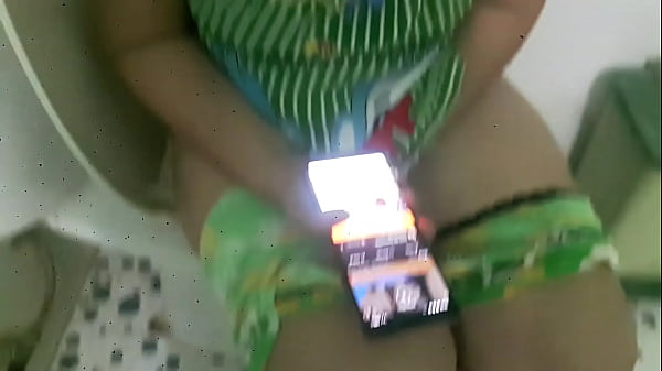 Mẹ đang tiểu v&agrave; d&ugrave;ng điện thoại