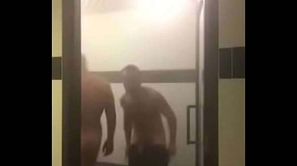 Mamadas en un ba&ntilde;o publico
