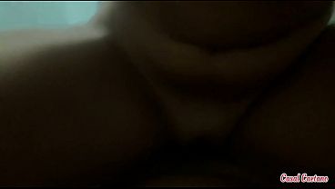 Esposa gulosa chamou o melhor amigo do corno pra foder, ela mamou muito a piroka dele e sentou sem camisinha  