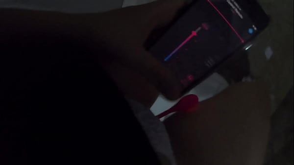 Chica colombiana se masturba y hace squirt despues de utilizar su juguete mientras caminaba