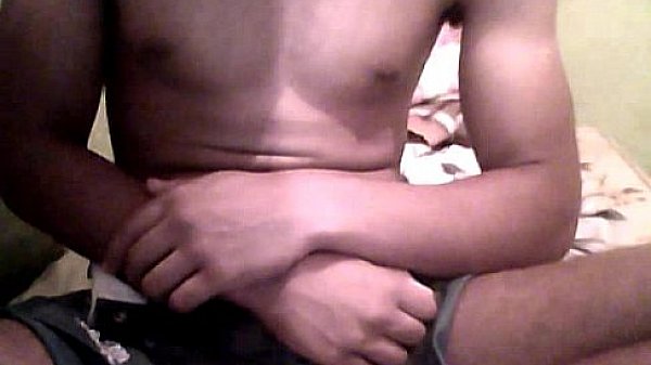 Moreno dotado exibe seu piroc&atilde;o e taca uma punheta gostosa na webcan  