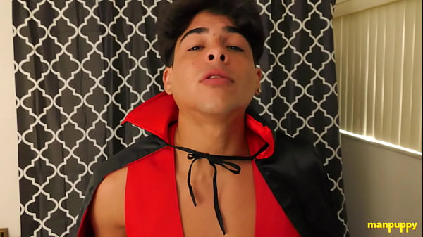 Hot Twink Flaunts His Tight Ass On Cam