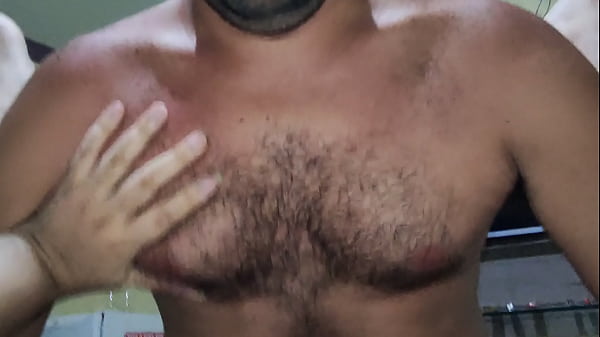 Parrud&atilde;o me comendo de frango assado