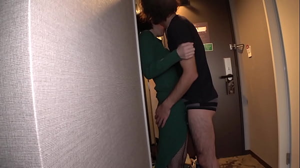 ゆうきちゃんは上に乗り腰を動かし激ビスするゆうきちゃん。 今度は正常位で激ピスすると「イクッ～、イッチャウ～、ダスゥ～もう、ビジャ～ビジャ～」と気持ちよくなっていました。  