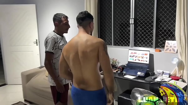 Passageiro safado, quis dar calote, fiz pagar Chupando meu pau at&eacute; eu gozar na boquinha dele ! 