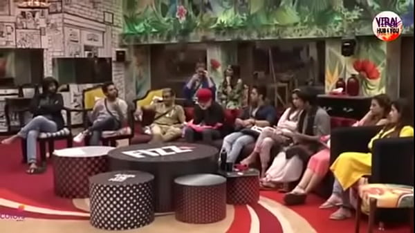 Hina Khan ne public main apni kamar nachkai
