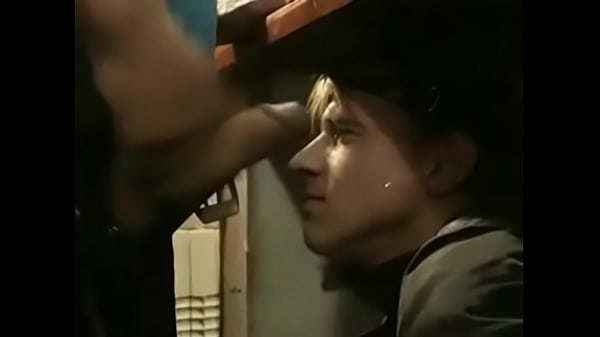 bajo la mesa - sucking under the table