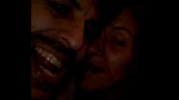 Androyrena chuponeando en la plaza