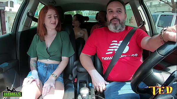 Ela quer provocar as pessoas na rua nua dentro do carro 