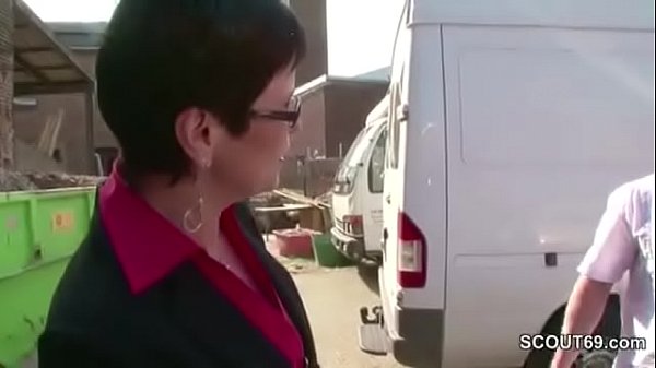 Reife deutsche Frau vom Amt von Gl&auml;ubiger im Jog gefickt