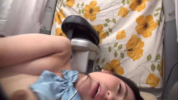 帰宅部JKのかなえちゃん。ちょっと大人な雰囲気がイイ感じ！お金をエサに車中に連れ込みロデオにRideON！極太バイブにも跨がるよう交渉すると渋々了承。ロデオの動きに合わせて、極太バイブが膣奥をグリグリ掻き回す！