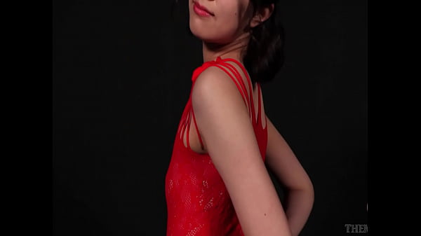 セクシーな赤い衣装を着た可愛いおっぱいの美女がエッチなポーズで誘惑してきます  