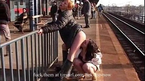 Sur le quai elles se pissent dessus