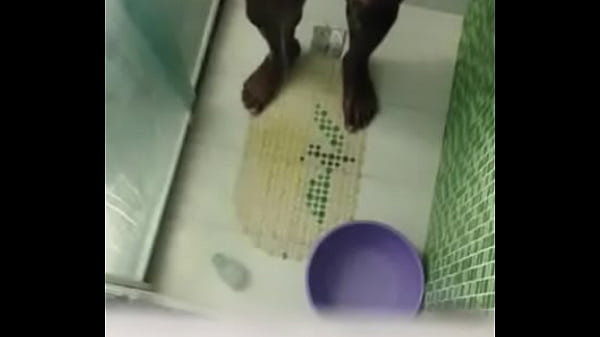 Neg&atilde;o roludo no banho  