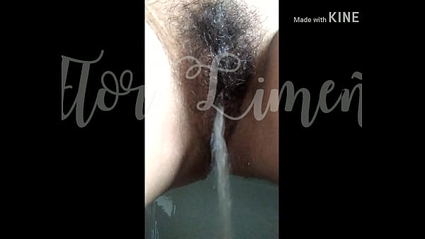 Flor meando en el ba&ntilde;o de la oficina 