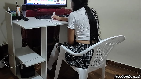 Enga&ntilde;o a mi Mi Hijastra Colegiala con la Tarea