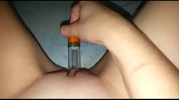 se masturbando com o brinquedinho 